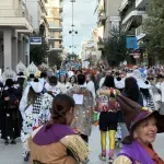 Πάτρα: Ξεκίνησε η μεγάλη νυχτερινή ποδαράτη παρέλαση του Πατρινού Καρναβαλιού 2026 – Πάνω από 50.000 καρναβαλιστές στους δρόμους