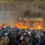Μολότοφ και δακρυγόνα στα Τίρανα κατά της κυβέρνησης Ράμα για το σκάνδαλο Μπαλούκου
