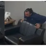 Τούρκος γλίτωσε από βέβαιο πνιγμό την ώρα που έτρωγε, κάνοντας τη λαβή Χάιμλιχ στον… εαυτό του (Βίντεο)