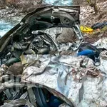 Άμορφη μάζα το ΙΧ που έπεσε σε χαράδρα 300 μέτρων στην Ευρυτανία – Νεκρός ένας 59χρονος άνδρας