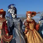 Αποκριές και Καρναβάλι: Τι σημαίνουν, από πού προέρχονται και γιατί συνδέονται με τη νηστεία