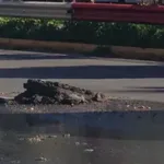 Λεωφόρος Συγγρού: Προβλήματα στην κυκλοφορία οχημάτων – Έσπασε αγωγός ύδρευσης και γέμισε λύματα η μεσαία λωρίδα (Βίντεο)