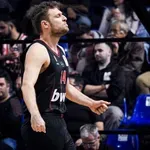 ΔΕΑΒ: Βαρύ πρόστιμο στον Σάσα Βεζένκοβ – 10.000 ευρώ για την επίθεση στον Πετρόπουλο