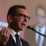 Γιάννης Στουρνάρας στο Bloomberg: «Η ανατίμηση του ευρώ δεν αλλάζει τη ρότα της ΕΚΤ»