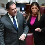 Βουλή: Κωνσταντοπούλου και Γεωργιάδης σε «ανταλλαγή πυρών» για τη Νίκαια – «Κορδέλες και ΜΑΤ σε ΤΕΠ που πλημμυρίζουν» – «Αυξήσαμε τον προϋπολογισμό της Νίκαιας κατά 76%»