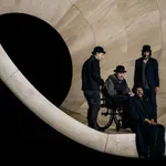 Όταν ο πόλεμος πατάει «επί σκηνής»: Θεατρικά αντιπολεμικά αριστουργήματα που στέκονται απέναντι στη «φρίκη του παραλόγου»