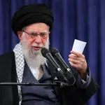 Οι πρώτες 24 ώρες του πολέμου: Νεκρός ο Χαμενεΐ, σε αχαρτογράφητα νερά Ιράν και Παγκόσμια Τάξη