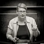 Στη φυλακή οδηγείται η Ελένη Ζαρούλια: Παραμένουν έγκλειστοι Κασιδιάρης και Λαγός – Αναλυτικά οι ποινές του Εφετείου για τη Χρυσή Αυγή