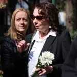 Γιώργος Πανουσόπουλος: Συγκινημένη η σύζυγός του, Μπέτυ Λιβανού στην κηδεία – Η σπάνια εμφάνιση της Λουκίας Πιστιόλα