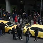 Ταξί: Απεργιακός κλοιός – Συγκέντρωση στο κέντρο της Αθήνας ενάντια στο νομοσχέδιο για την ηλεκτροκίνηση (Βίντεο)