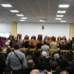 Δίκη για τα Τέμπη: Ένταση και διακοπή στην πρεμιέρα – «Ασφυξία» στην αίθουσα, νέα ημερομηνία η 1η Απριλίου