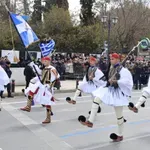 Συγκίνηση και υπερηφάνεια: Ολοκληρώθηκε η μεγαλειώδης στρατιωτική παρέλαση στο Σύνταγμα για την 25η Μαρτίου – Δείτε βίντεο και φωτογραφίες