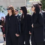 Κηδεία Μαρινέλλας: Συντετριμμένη η κόρη και τα εγγόνια στη μεταφορά της σορού στη Μητρόπολη Αθηνών