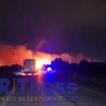 Φωτιά στα Μάλγαρα – Κλειστά και τα δύο ρεύματα της Εθνικής Οδού λόγω του καπνού