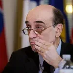 «Στο κακό σενάριο ήδη»: Ο καθηγητής οικονομικών Παναγιώτης  Πετράκης προειδοποιεί για πίεση σε ΑΕΠ και εισοδήματα – Έρχονται μέτρα στήριξης