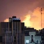 Πόλεμος στη Μέση Ανατολή: ΗΠΑ και Ισραήλ σφυροκοπούν το Ιράν – Εκρήξεις στο Άμπου Ντάμπι – Το «βέτο» του Τραμπ και η… παρότρυνση της Τεχεράνης για εισβολή