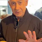 Ο «πεθαμένος» Νετανιάχου βγήκε για καφέ – Γιατί μας δείχνει τα δάχτυλά του