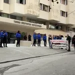 Με συνθήματα και πανό υποδέχτηκαν οι υγειονομικοί τον Άδωνι Γεωργιάδη στο «Κωνσταντοπούλειο» (Βίντεο)