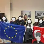 Σάλος στην Ελασσόνα: Αντιδήμαρχος φωτογραφίζεται με σημαία Ατατούρκ μέσα στο Δημαρχείο