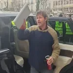 Στην πλατεία Κοτζιά ο Μπραντ Πιτ: Η αναστάτωση στο κέντρο της Αθήνας και το «Hello guys» στους θαυμαστές του (Βίντεο)