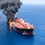 Δεξαμενόπλοιο στις φλόγες έπειτα από πλήγμα κοντά στο στενό του Ορμούζ- Ασφαλές το πλήρωμα