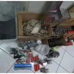 Άγιος Δημήτριος: Σε εργαστήριο εκρηκτικών είχε μετατρέψει το δωμάτιό του 16χρονος – Βρέθηκαν πάνω από 5.800 κροτίδες