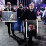 Ο Παναγιώτης Λαφαζάνης με πορτρέτο του Αγιατολάχ Αλί Χαμενεΐ στην αντιπολεμική διαδήλωση στο Σύνταγμα