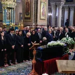 Πλήθος κόσμου στο τελευταίο αντίο στη Μαρινέλλα: Συγκλονιστικοί επικήδειοι από Αλεξίου και Νταλάρα – «Καλό ταξίδι, μάνα»