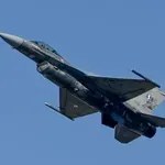 Σχηματισμοί ακρίβειας στον αττικό ουρανό – Μαχητικά, ελικόπτερα και C-130 εντυπωσιάζουν πριν την παρέλαση (Βίντεο)