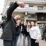 Μητσοτάκης στη Θεσσαλονίκη: Χαλαρές στιγμές και selfies με μαθητές