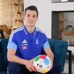 Ο Τάσος Δουβίκας στο Allwyn Game Time: «Η Εθνική Ομάδα αποτελεί ένα νεανικό σύνολο με τεράστια πείνα για διάκριση»