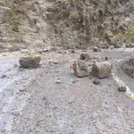 Σαντορίνη: Κατολισθήσεις έκλεισαν τον δρόμο προς το λιμάνι του Αθηνιού – Ουρές οχημάτων