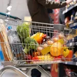 Πλαφόν κέρδους σε 63 κωδικούς τροφίμων και βασικών ειδών – Η υπουργική απόφαση