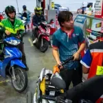 Ταϊλάνδη: Ουρές και πανικός στα βενζινάδικα – Με τα μπιτόνια ανά χείρας οι πολίτες, καθώς οι τιμές εκτοξεύονται (Βίντεο)