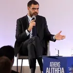 Athens Alitheia Forum – Μαρινάκης: Έχει έρθει η ώρα να ανοίξει η συζήτηση για να καταργηθεί η ανωνυμία στο διαδίκτυο (Βίντεο)