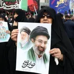 LIVE – Μέση Ανατολή: Βαριά τραυματισμένος o Μοτζταμπά Χαμενεΐ – Το σχέδιο εξουδετέρωσης του πυρηνικού καταφυγίου – Νεκροί οι επιβαίνοντες του τάνκερ των ΗΠΑ