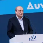 O Χατζηδάκης ανακοινώνει μέτρα στήριξης 1,5 εκατ. νοικοκυριών και 70.000 επιχειρήσεων