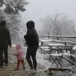 Η άνοιξη… ντύθηκε στα λευκά: Χιόνια στην Πάρνηθα την πρώτη μέρα της εποχής (Βίντεο)