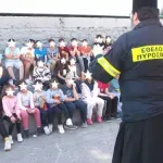 Λέσβος: Ιερείς «πυροσβέστες» μαθαίνουν στα παιδιά πώς κερδίζεται η μάχη με τις φλόγες (Βίντεο)