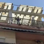 «Θα πήγαινε η νταντά» είπε στους αστυνομικούς η μητέρα του 5χρονου που πετούσε αντικείμενα από το μπαλκόνι (Βίντεο)