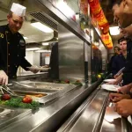 Σάλος στις ΗΠΑ με φωτογραφίες από τα γεύματα στο USS Abraham Lincoln – «Σκέτο χοιρινό, λίγα ζυμαρικά και άδειοι δίσκοι»