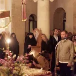 Ο Κυριάκος Μητσοτάκης και η σύζυγός του Μαρέβα στην Ακολουθία και την περιφορά του Επιταφίου στα Χανιά, δείτε φωτογραφίες