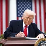 ΗΠΑ: Αντεπίθεση Τραμπ με νέους δασμούς – Η «ημέρα απελευθέρωσης» φέρνει μπλόκο στις εισαγωγές φαρμάκων και μετάλλων