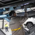 Οι ευρωπαϊκές αυτοκινητοβιομηχανίες χάνουν τη μάχη με την Κίνα – Μαχαίρι στις θέσεις εργασίας