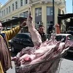 Ανοιχτά τα καταστήματα την Κυριακή: Το εορταστικό ωράριο και το αυξημένο κόστος για το πασχαλινό τραπέζι