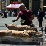 ΙΝΚΑ: Μισός μισθός για το πασχαλινό τραπέζι