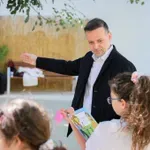 Χάρης Δούκας: «Παραδίδουμε μια παιδική χαρά κάθε μήνα στις γειτονιές της Αθήνας»