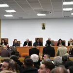 Δίκη Τεμπών: Μόνο 5 από τους 34 κατηγορούμενους παρόντες στο δικαστήριο