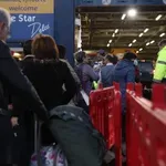 Πασχαλινή έξοδος σε πλήρη εξέλιξη: Πάνω από 32.000 αναχωρήσεις από τα λιμάνια της Αττικής (Βίντεο)