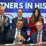 Έπεσαν οι υπογραφές για τη σύμβαση γεώτρησης υδρογονανθράκων στο Ιόνιο – «Ιστορική στιγμή» μίλησε ο Παπασταύρου